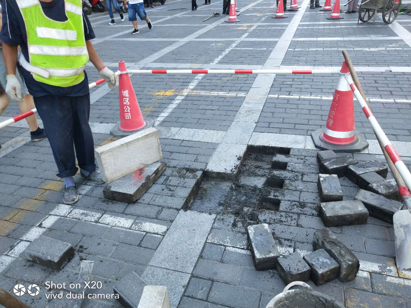 北大街人行道修补